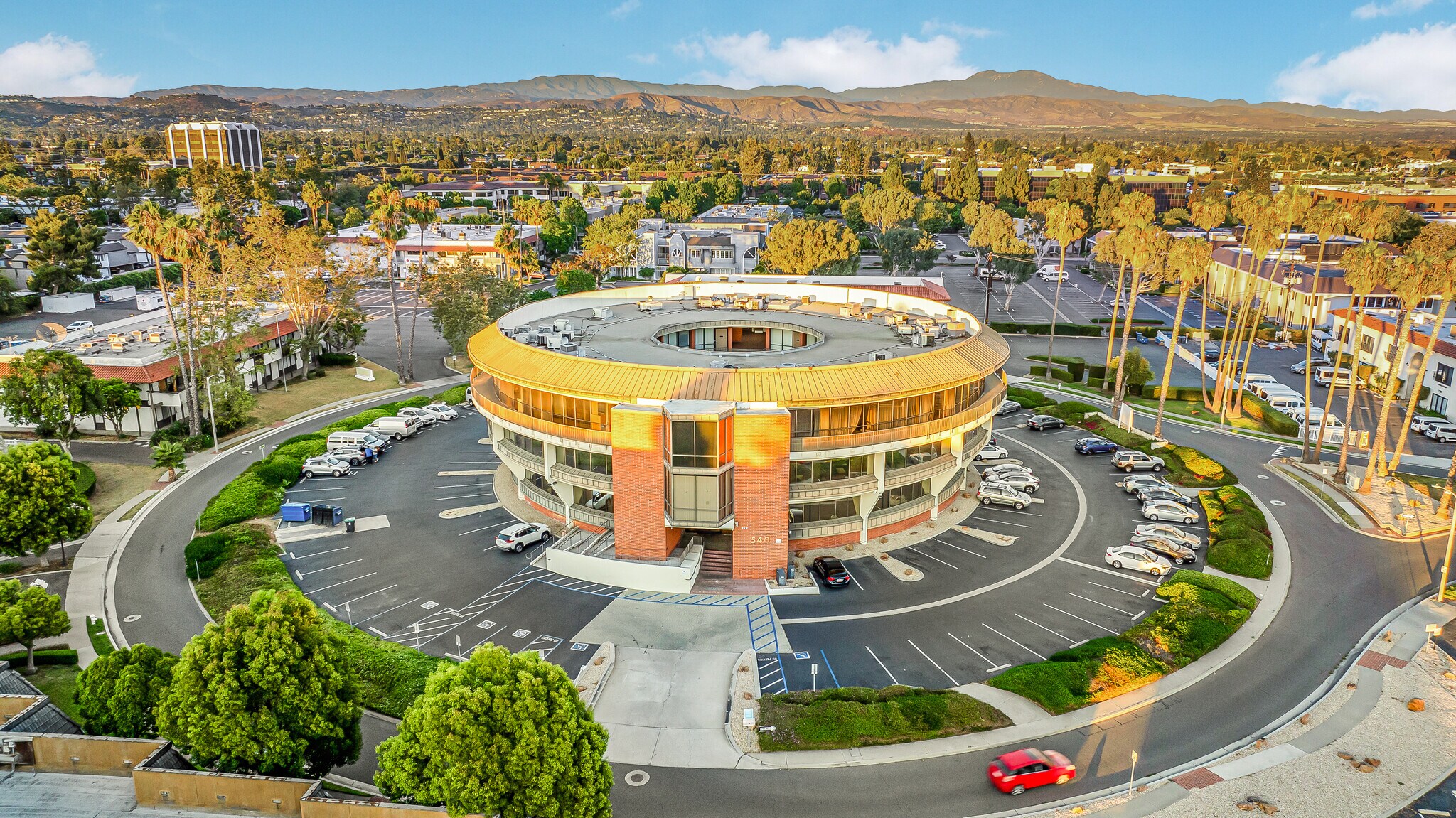 540 N Golden Circle Dr, Santa Ana, CA à vendre Photo du bâtiment- Image 1 de 1