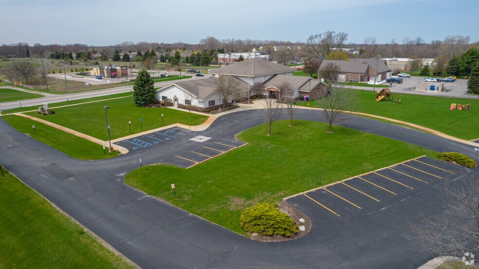 21860 Pontiac Trl, South Lyon, MI à louer - Photo du bâtiment - Image 2 de 4