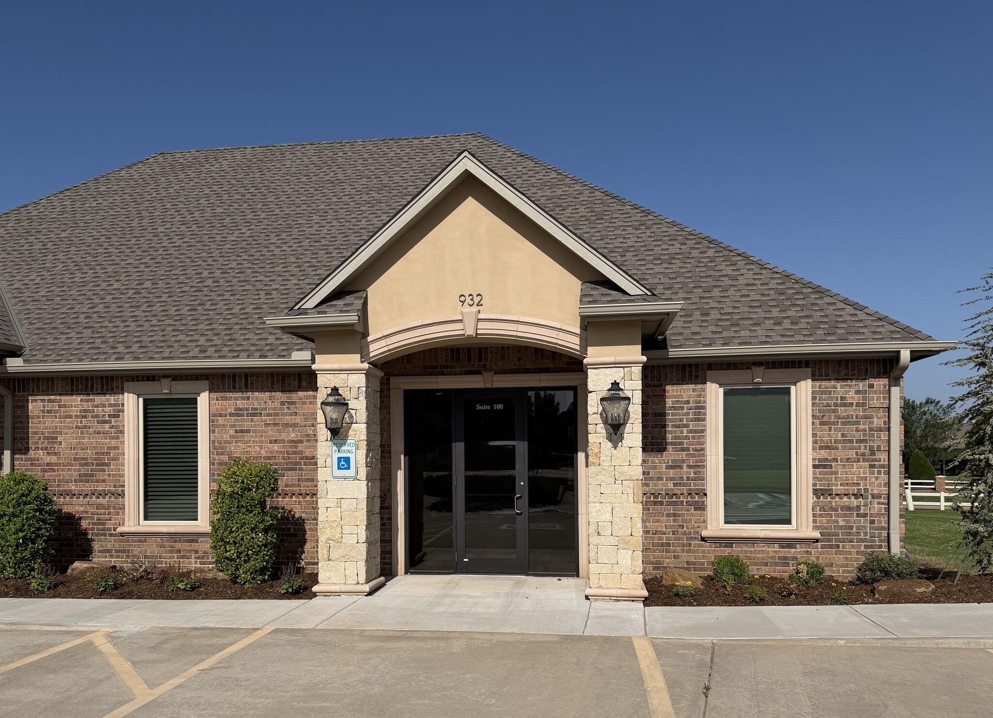 932 SW 107th St, Oklahoma City, OK for lease Building Photo- Image 1 of 12