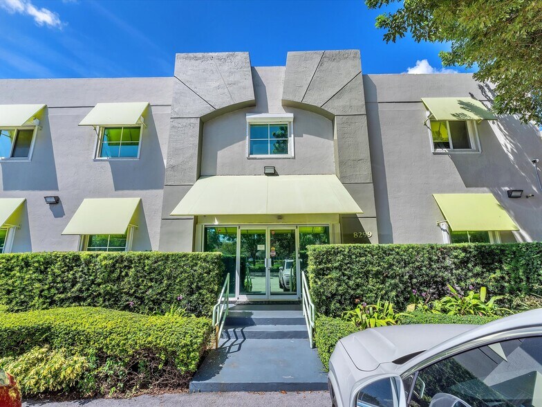 8299 NW 30th Ter, Doral, FL à louer - Photo du bâtiment - Image 3 de 38