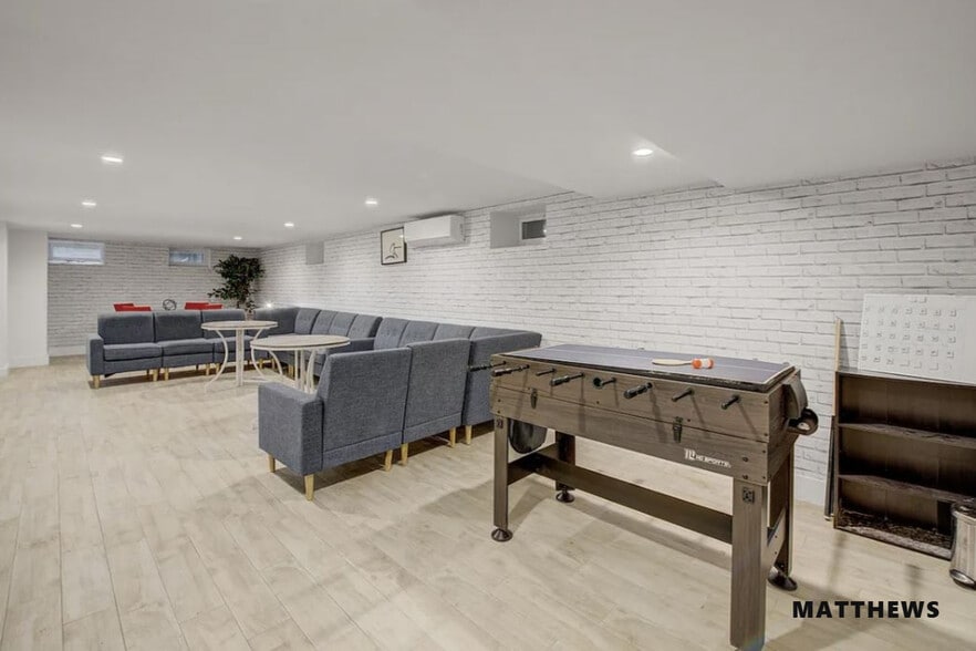 6147 Woodbine St, Ridgewood, NY for sale - Building Photo - Image 3 of 6