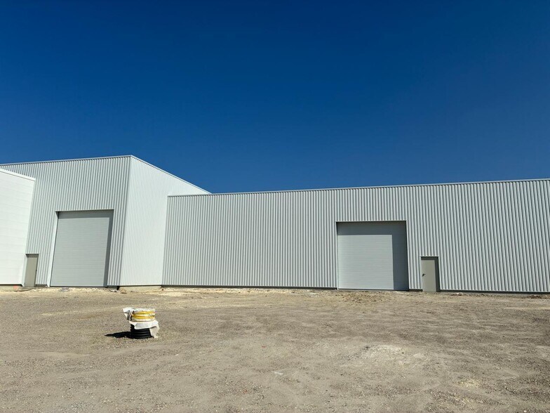 Office in Bassens for lease - Building Photo - Image 3 of 26