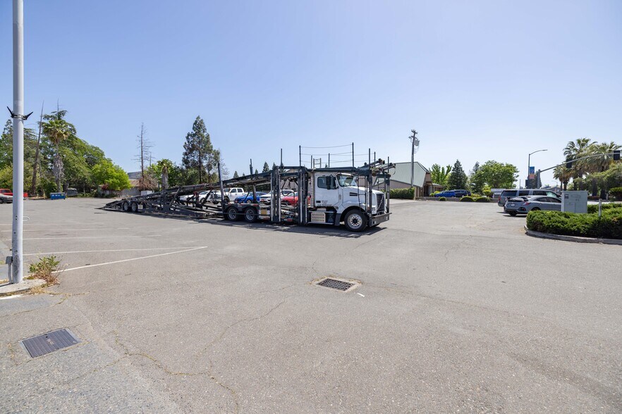 2760 Fulton Ave, Sacramento, CA for sale - Building Photo - Image 2 of 4