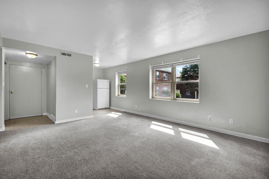 The QC 100 portefeuille de 3 propriétés à vendre sur LoopNet.ca - Photo du bâtiment - Image 3 de 15