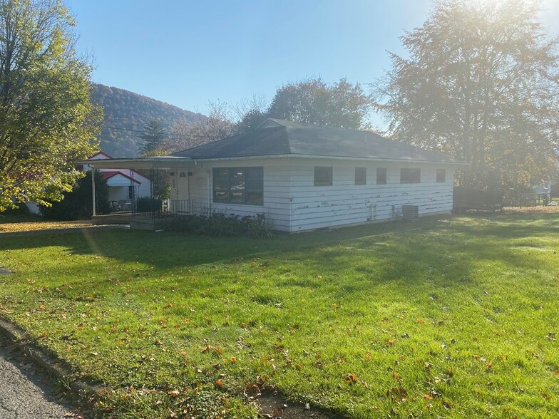 12 Walnut St, Towanda, PA à vendre - Photo principale - Image 1 de 15