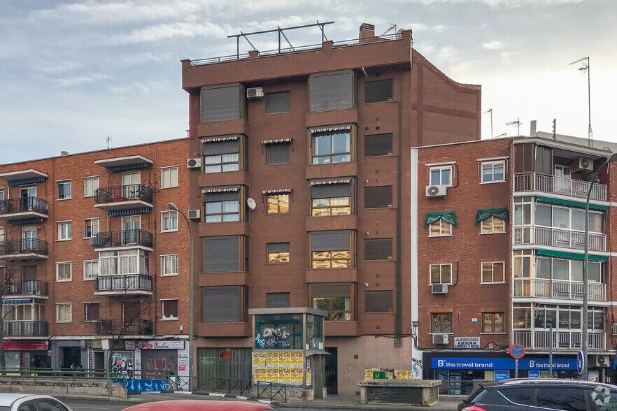Office/Retail in Madrid, Madrid for lease - Primary Photo - Image 1 of 2