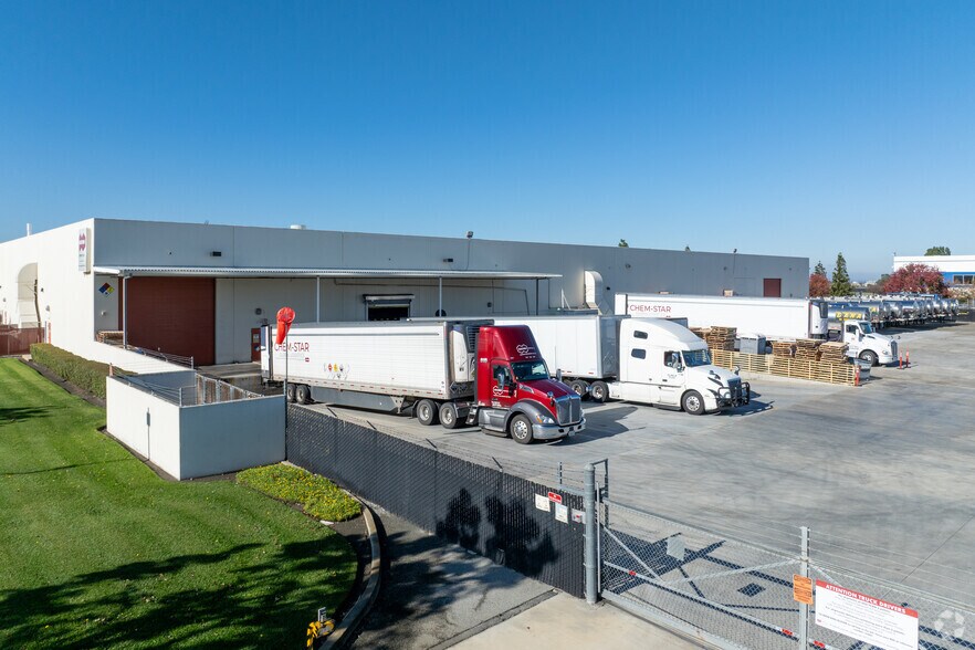 2301 Bert Dr, Hollister, CA à louer - Photo du bâtiment - Image 3 de 4