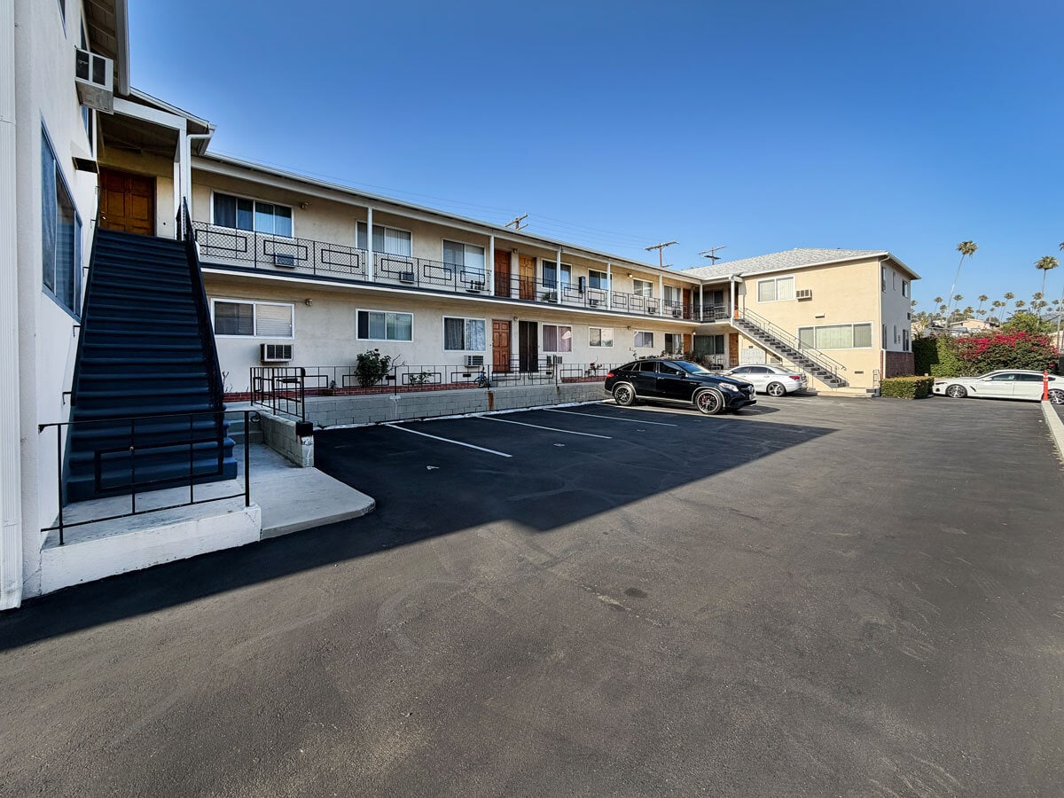 1247 Viola Ave, Glendale, CA à vendre Photo du bâtiment- Image 1 de 10