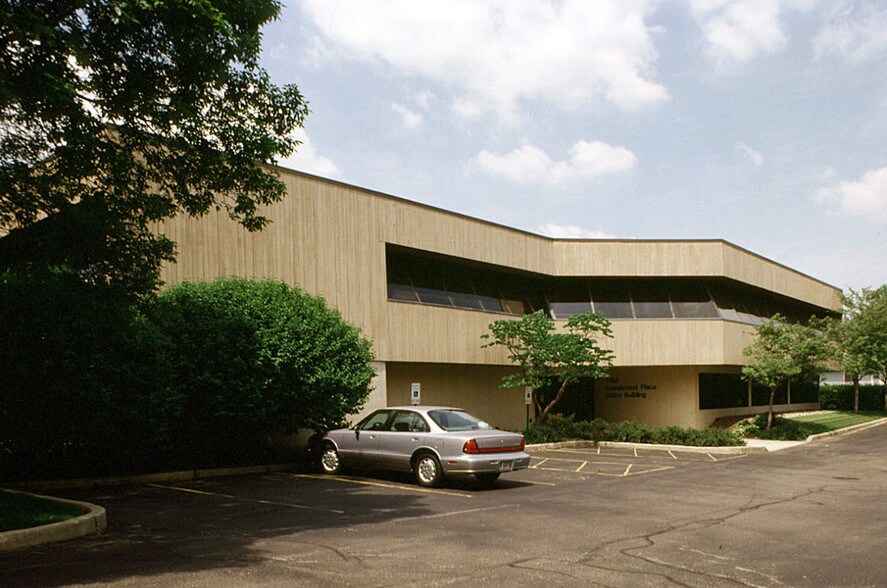 1750 Grandstand Pl, Elgin, IL à louer - Photo du bâtiment - Image 2 de 3