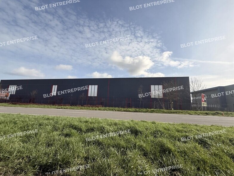 Local d'activités dans Noyal-Châtillon-sur-Seiche à vendre - Photo du bâtiment - Image 3 de 12