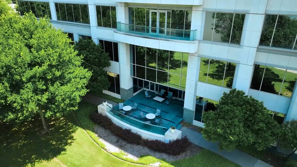 11511 Luna Rd, Dallas, TX à louer - Vidéo sur l’inscription commerciale - Image 2 de 14