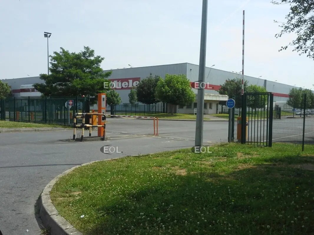 Industrial in Lagny-le-Sec for lease Building Photo- Image 1 of 11