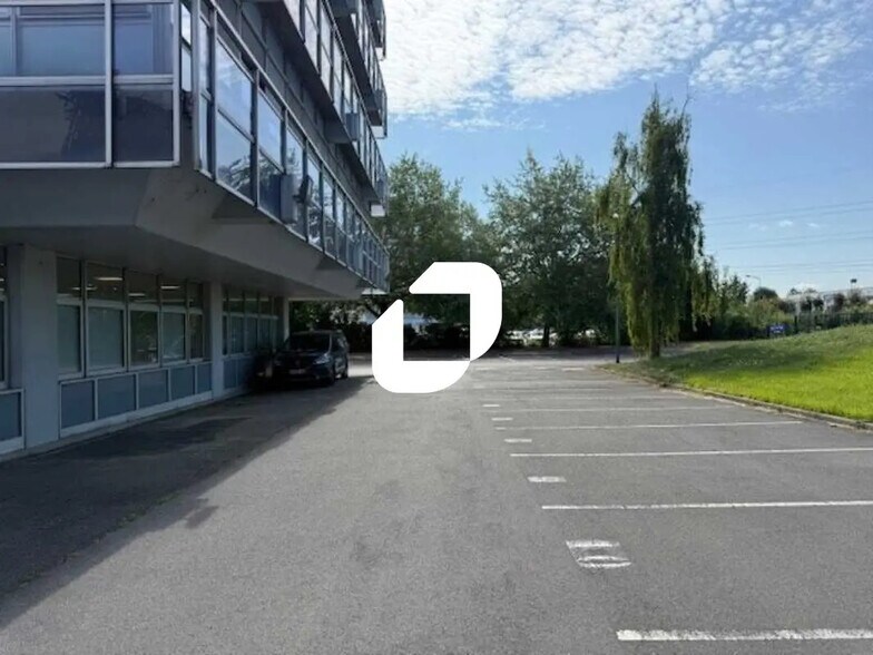 Bureau dans Osny à louer - Photo du bâtiment - Image 2 de 16
