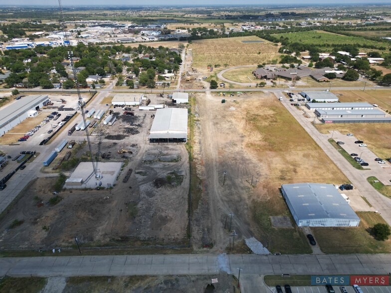 2004 Jack Mckay Blvd, Ennis, TX for lease - Building Photo - Image 3 of 4