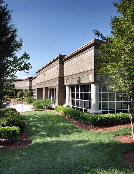 4245 International Pky, Hapeville, GA for lease - Building Photo - Image 1 of 5