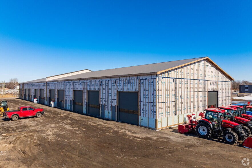 51 Rue Des Metiers, Lavaltrie, QC for sale - Primary Photo - Image 1 of 1