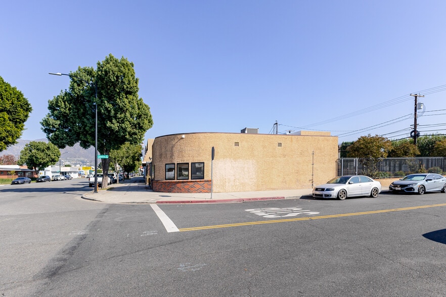 1020 W Magnolia Blvd, Burbank, CA for lease - Building Photo - Image 2 of 18