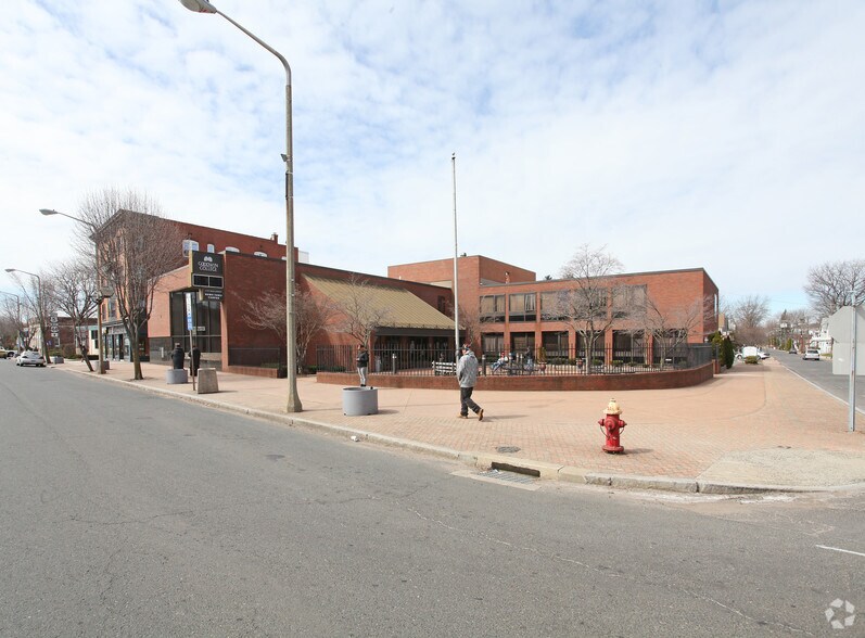 1137 Main St, East Hartford, CT à louer - Photo du bâtiment - Image 2 de 6