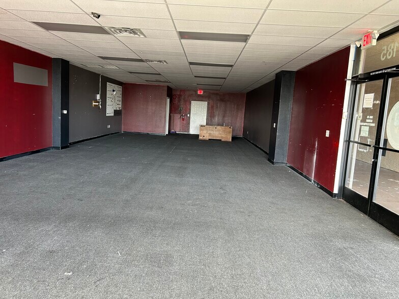 900 S Valley View Blvd, Las Vegas, NV à louer - Photo du bâtiment - Image 2 de 9