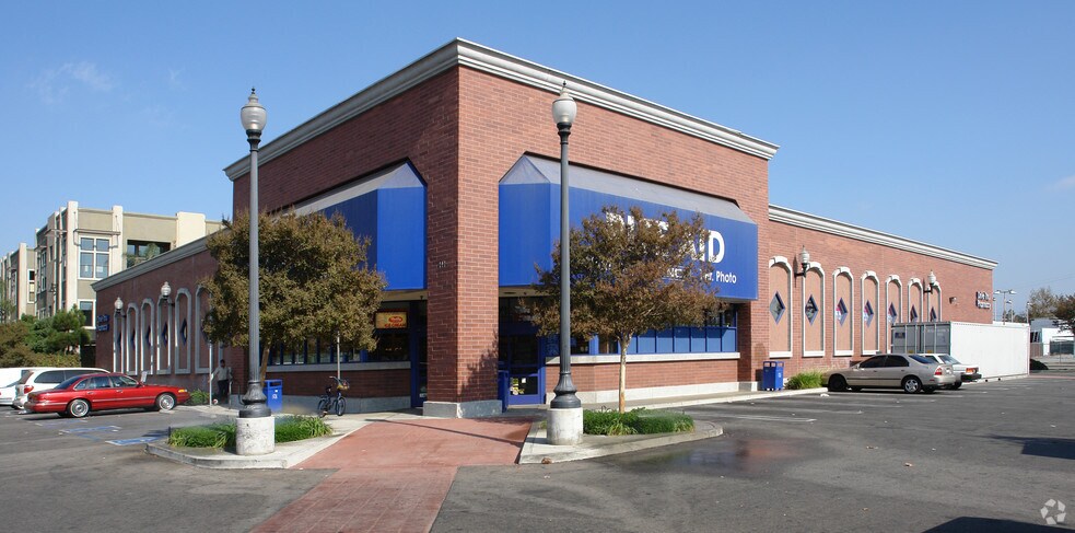 111 N Main St, Santa Ana, CA à louer - Photo principale - Image 1 de 5