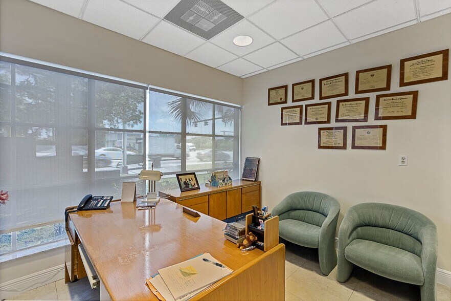 100 E Commercial Blvd, Fort Lauderdale, FL à louer - Photo du bâtiment - Image 3 de 7