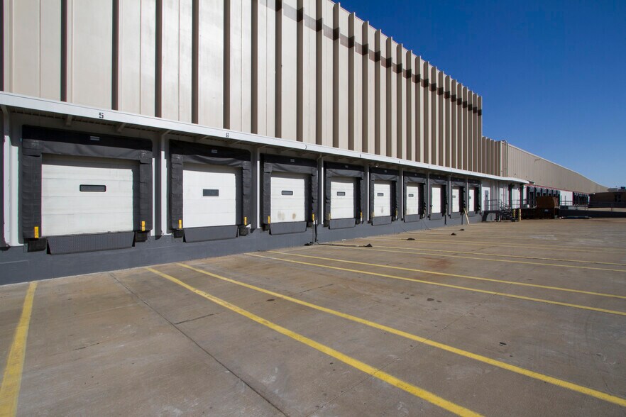 5300 Kansas Ave, Kansas City, KS à louer - Photo du bâtiment - Image 2 de 10