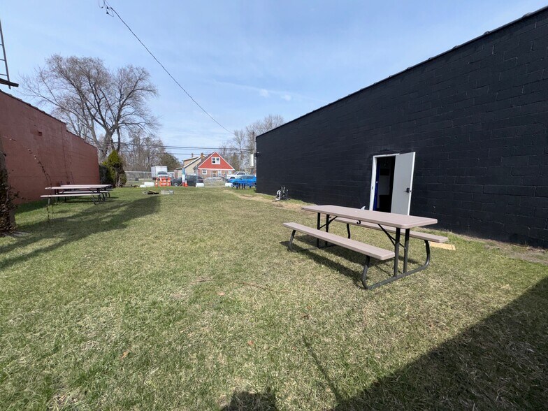 1647 E 7 Mile Rd, Highland Park, MI à vendre - Photo du bâtiment - Image 2 de 9