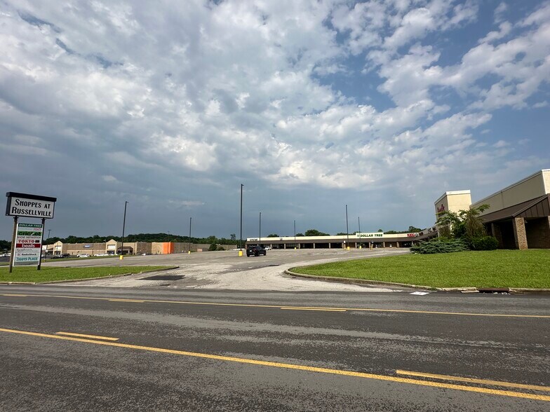 236 Sam Walton Dr, Russellville, KY à louer - Photo du bâtiment - Image 3 de 13