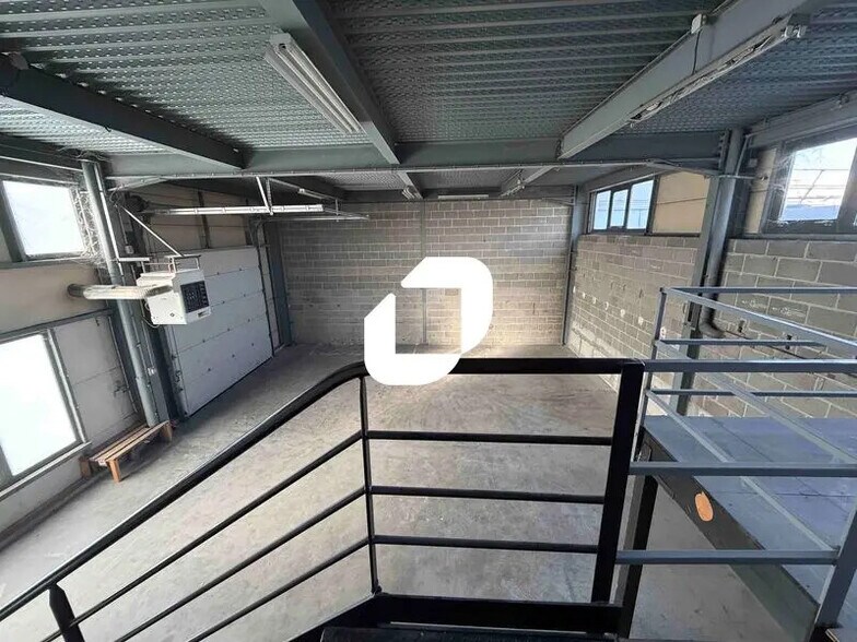 Flex in Le Thillay for lease - Building Photo - Image 1 of 30