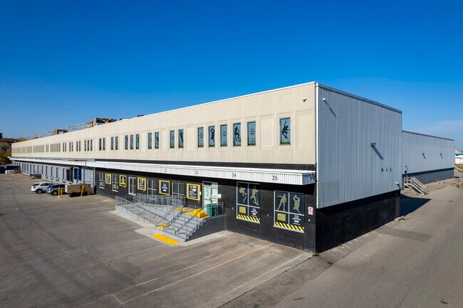 More details for 560 Hensall Cir, Mississauga, ON - Industrial for Lease