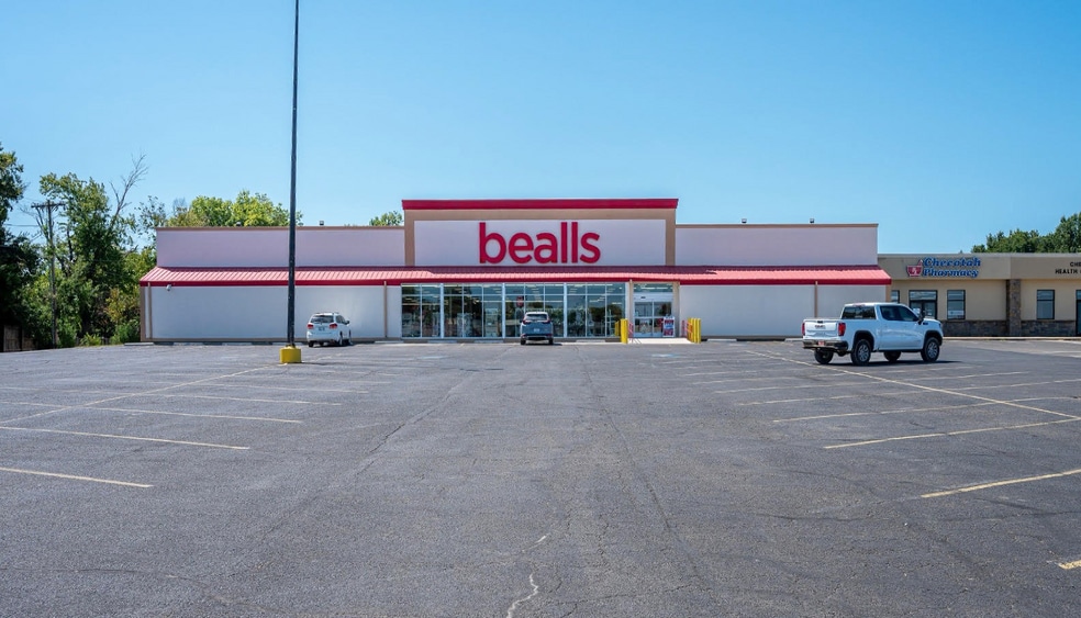 1000 W Gentry Ave, Checotah, OK for sale - Building Photo - Image 1 of 4