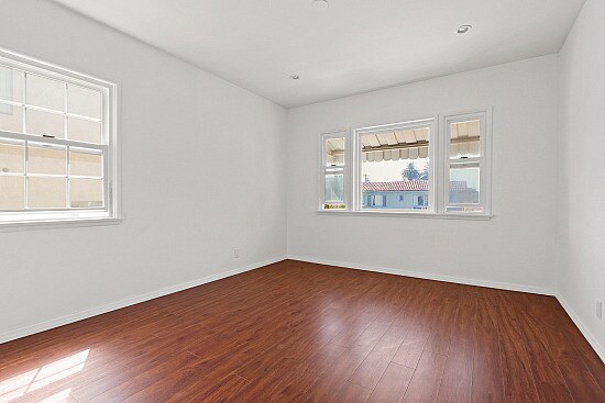 8521 Saturn St, Los Angeles, CA à vendre - Photo intérieure - Image 2 de 12