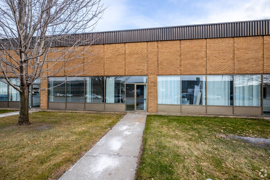 4060-4150 Rue Sere, Saint-Laurent, QC à louer - Photo du bâtiment - Image 3 de 6