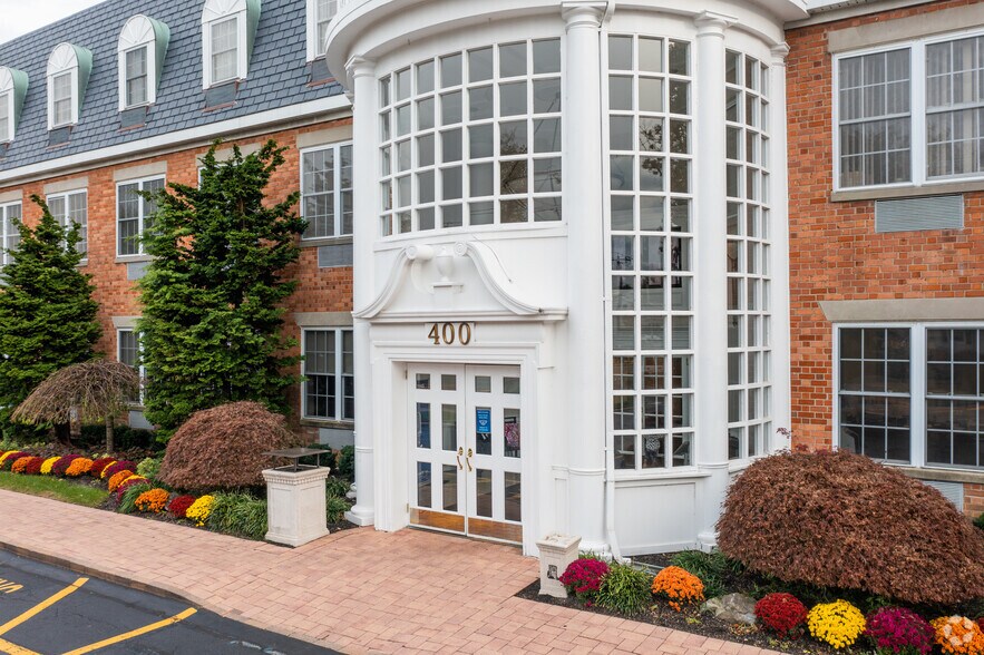 400 W Main St, Babylon, NY à louer - Photo du bâtiment - Image 3 de 6