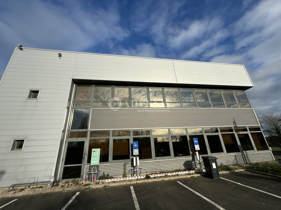 Flex dans Coignières à louer Photo du bâtiment- Image 1 de 5