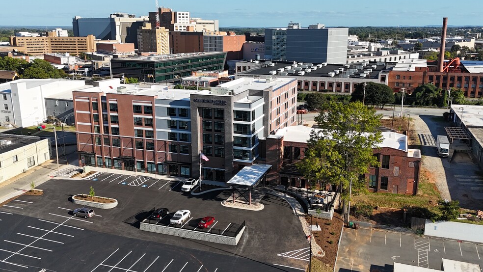 121 Virginia Place, High Point, NC à louer - Photo du bâtiment - Image 2 de 6