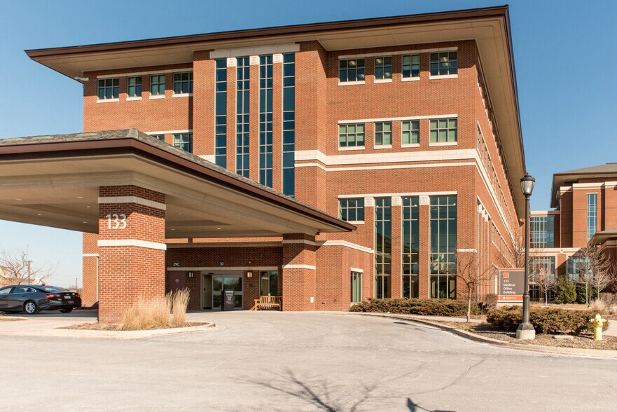 133 E Brush Hill Rd, Elmhurst, IL à louer - Photo du bâtiment - Image 1 de 1