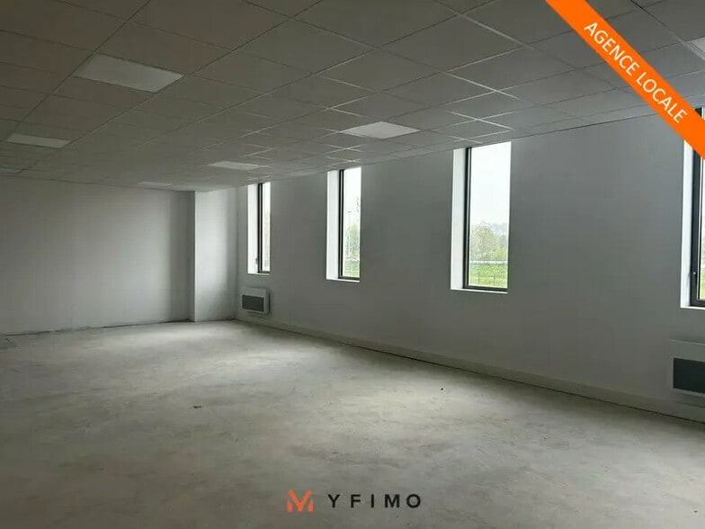 Office in Buchelay for lease - Interior Photo - Image 1 of 7