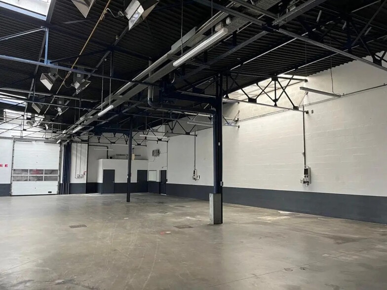 Flex in Vénissieux for lease - Interior Photo - Image 3 of 7