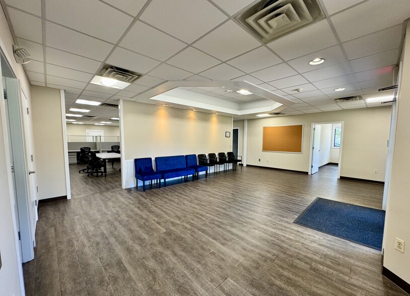 280 Moody St, Ludlow, MA à louer - Photo du bâtiment - Image 2 de 8