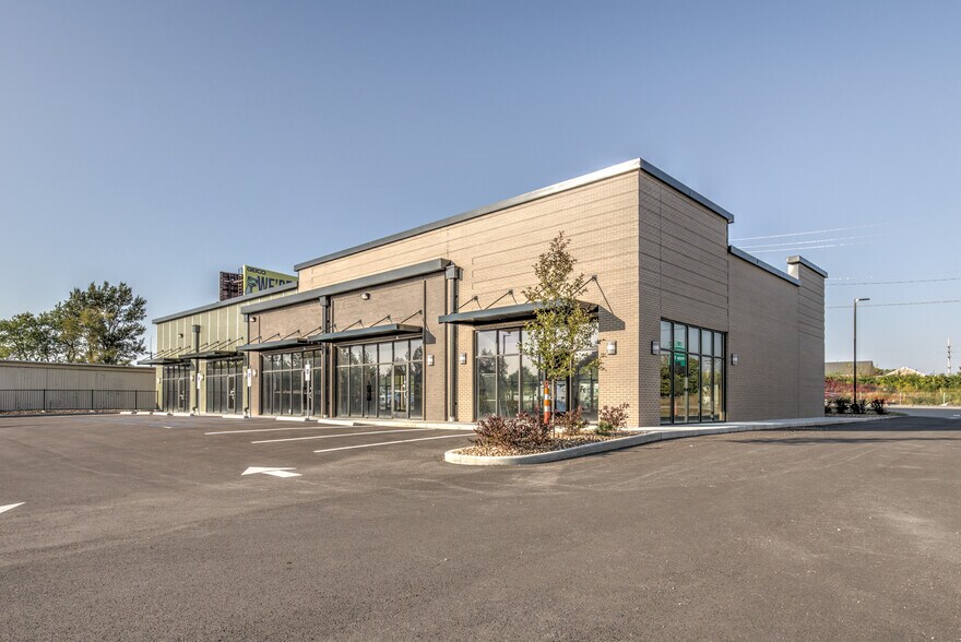 1560 Veterans Memorial Pkwy, Saint Charles, MO à louer - Photo du bâtiment - Image 3 de 24