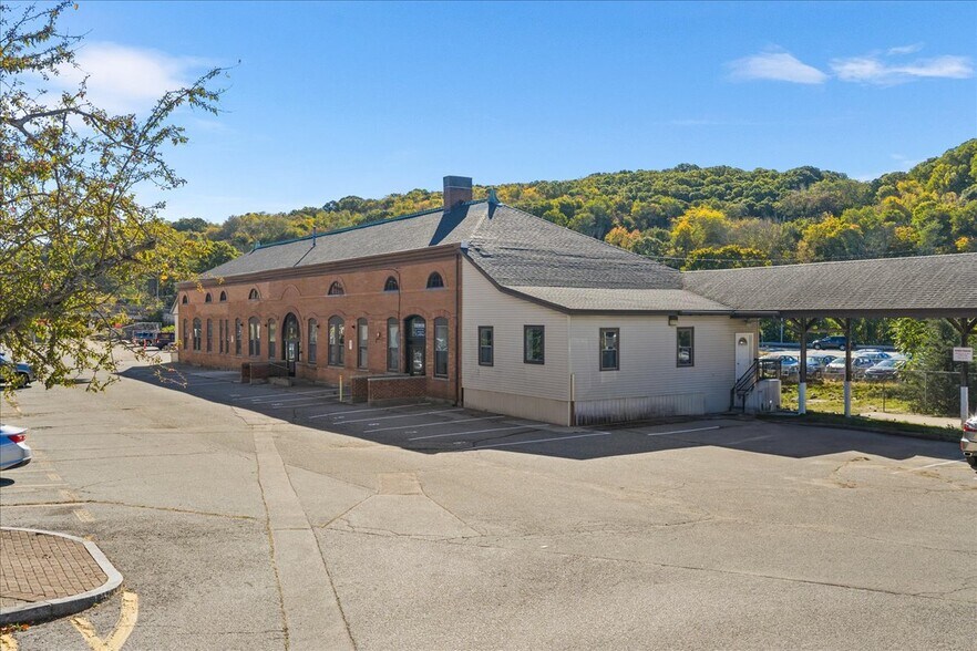 10 Railroad Pl, Norwich, CT à louer - Photo du bâtiment - Image 2 de 37