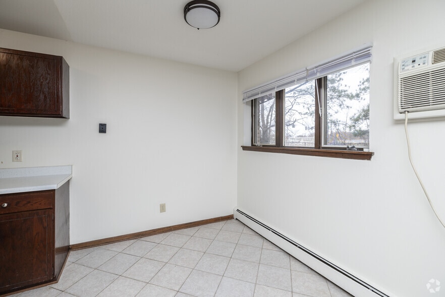 5209 Xerxes Ave N, Minneapolis, MN for sale - Interior Photo - Image 3 of 12