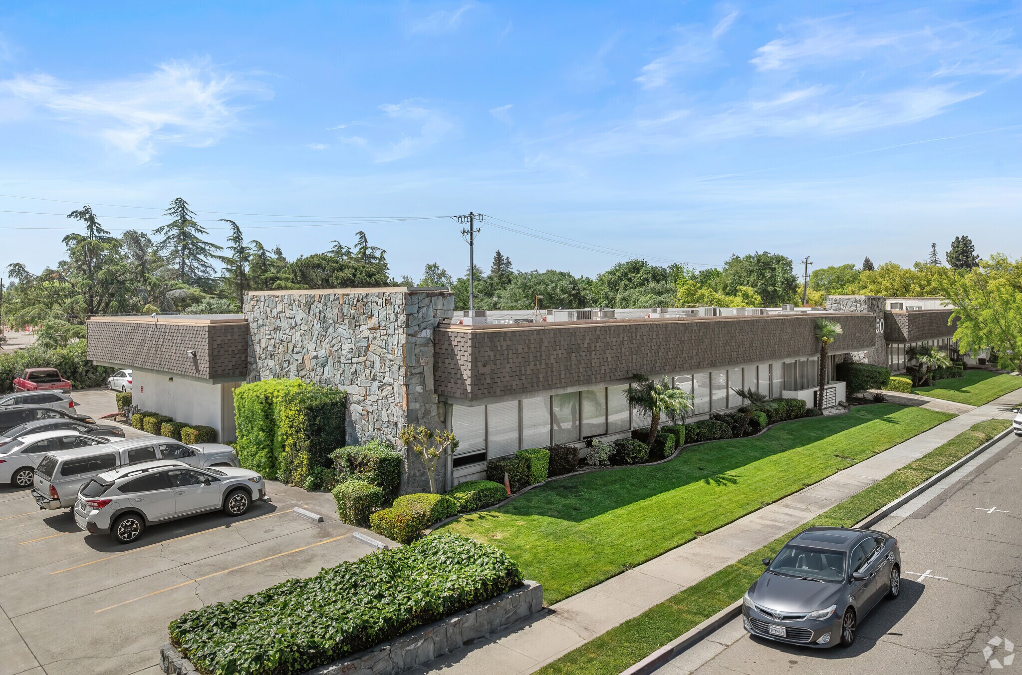 1350 W Robinhood Dr, Stockton, CA à vendre Photo du bâtiment- Image 1 de 14