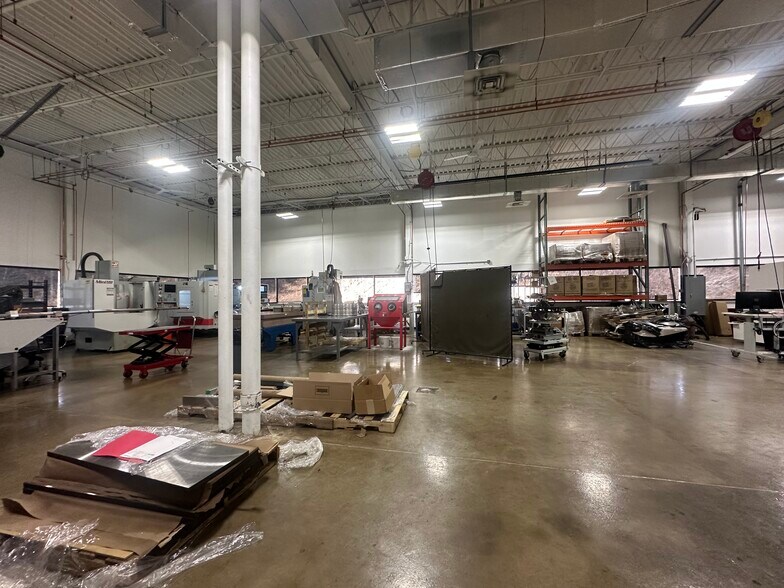 Industrial Portfolio portefeuille de 2 propriétés à vendre sur LoopNet.ca - Photo du bâtiment - Image 2 de 7