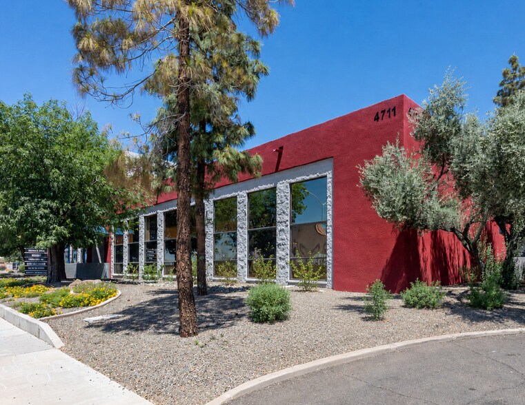 4711 E Falcon Dr, Mesa, AZ à louer - Photo du bâtiment - Image 1 de 7