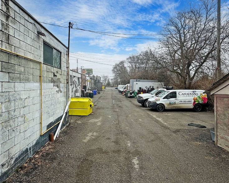 3075-3105 Kingston Rd, Toronto, ON for lease - Building Photo - Image 2 of 11