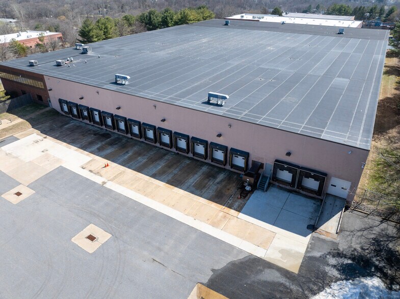 10 Creek Pky, Upper Chichester, PA à louer - Photo du bâtiment - Image 2 de 3