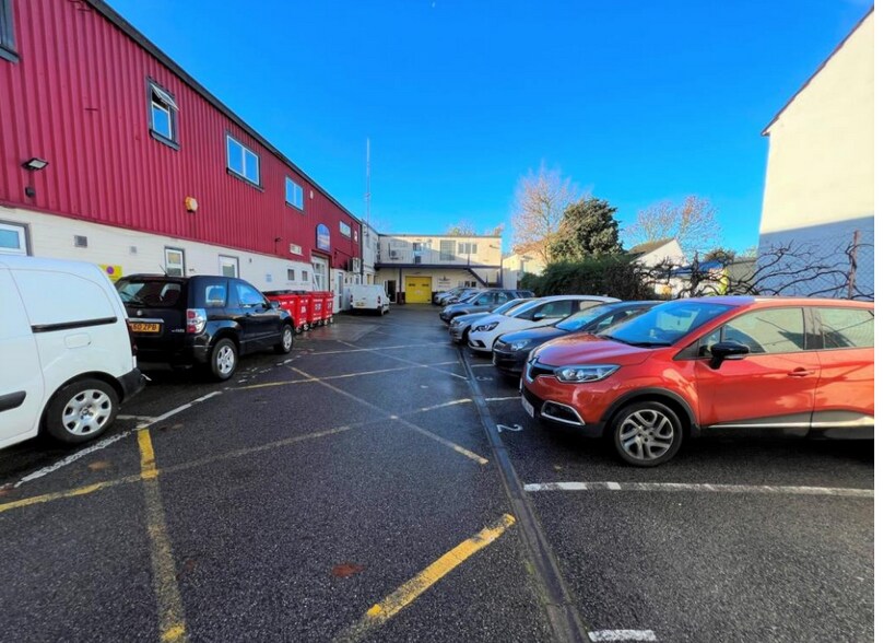 41-45 Lind Rd, Sutton à vendre - Photo du bâtiment - Image 2 de 3