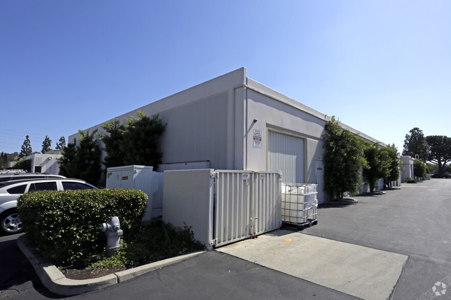 351-371 Oak Pl, Brea, CA for lease - Building Photo - Image 3 of 3